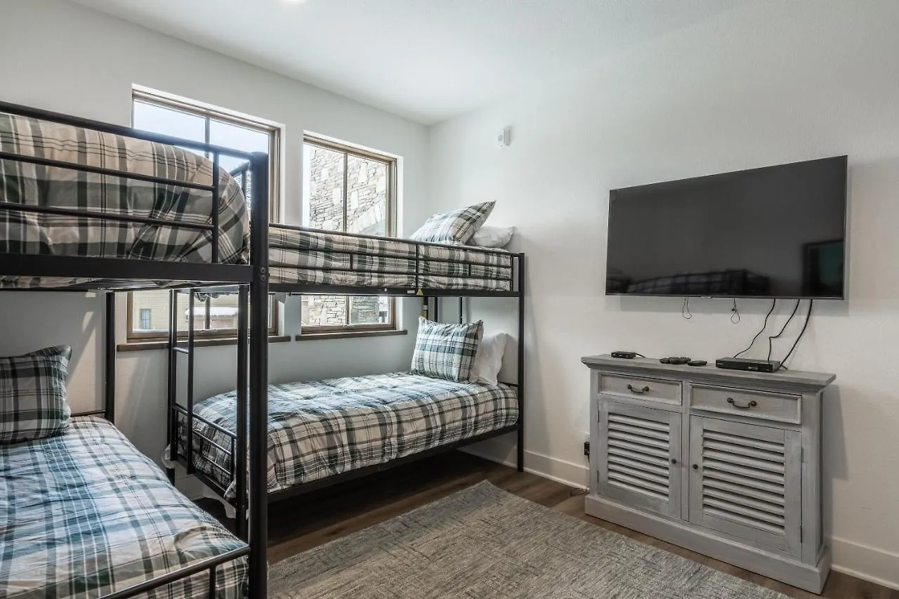 Snowcreek Resort: Newly Built 3-Bed Creekhouse with Mountain Views Mammoth Lakes